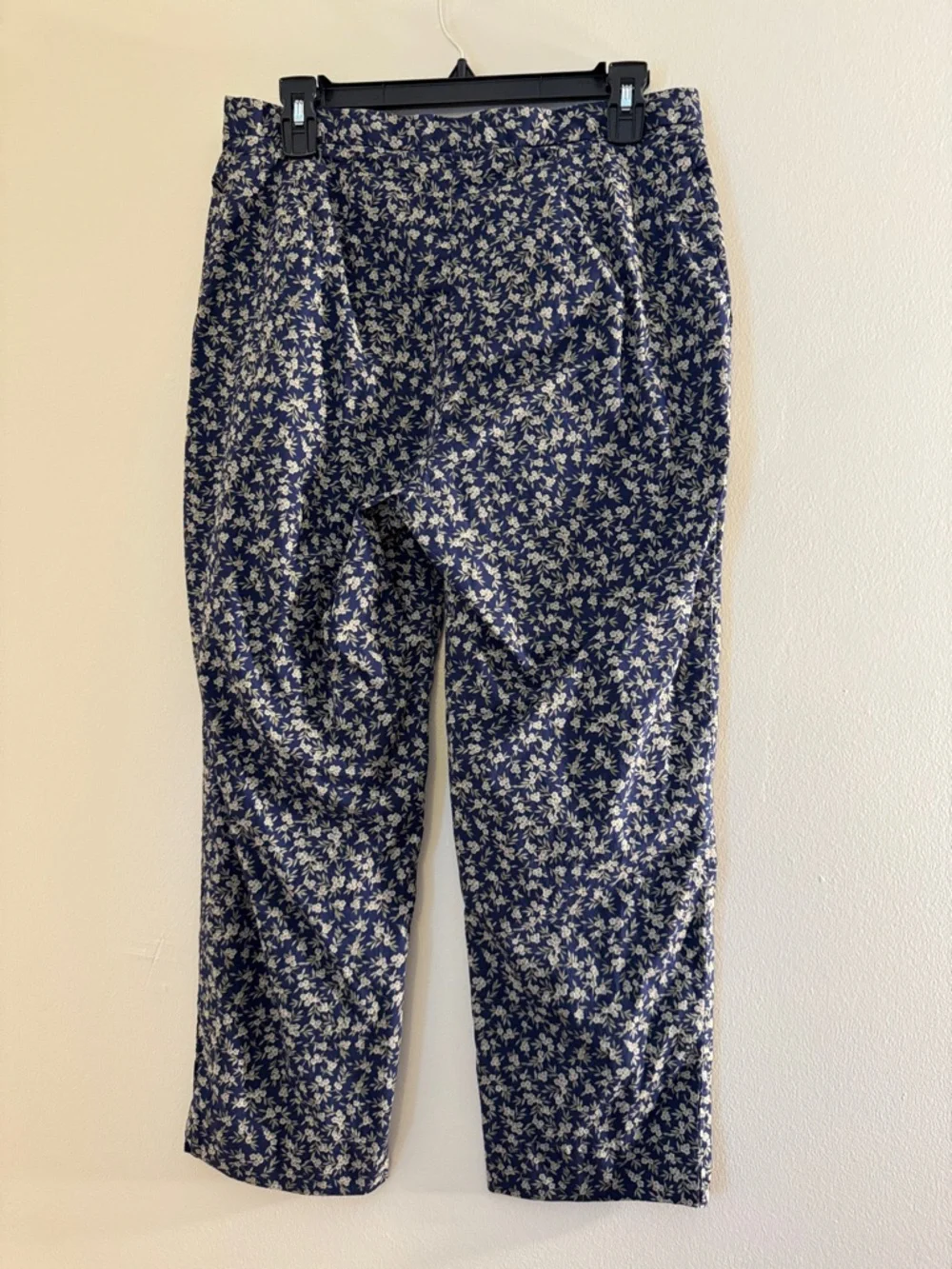 JONES NEW YORK Sport Navy Floral Capris - Picture 2 of 5